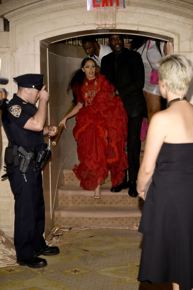 Photo of CARDI B AND NICKI MINAJ IN HUGE FIGHT AT NYFW EVENT AS CARDI YELLS AND THROWS SHOE AT RIVAL